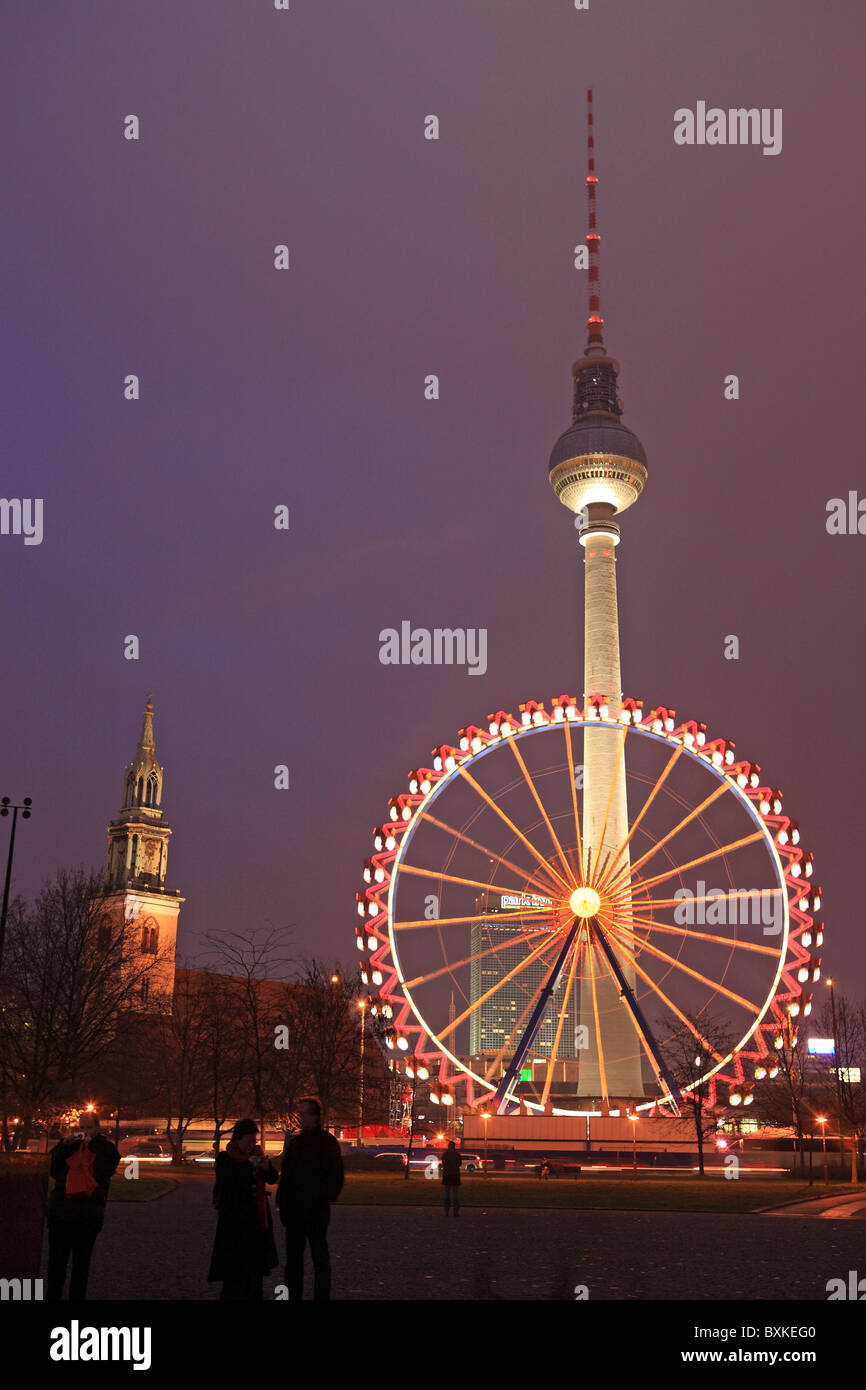 Allemagne, Berlin, Alexanderplatz, Marché de Noël, Fernsehturm (tour de télévision) Banque D'Images