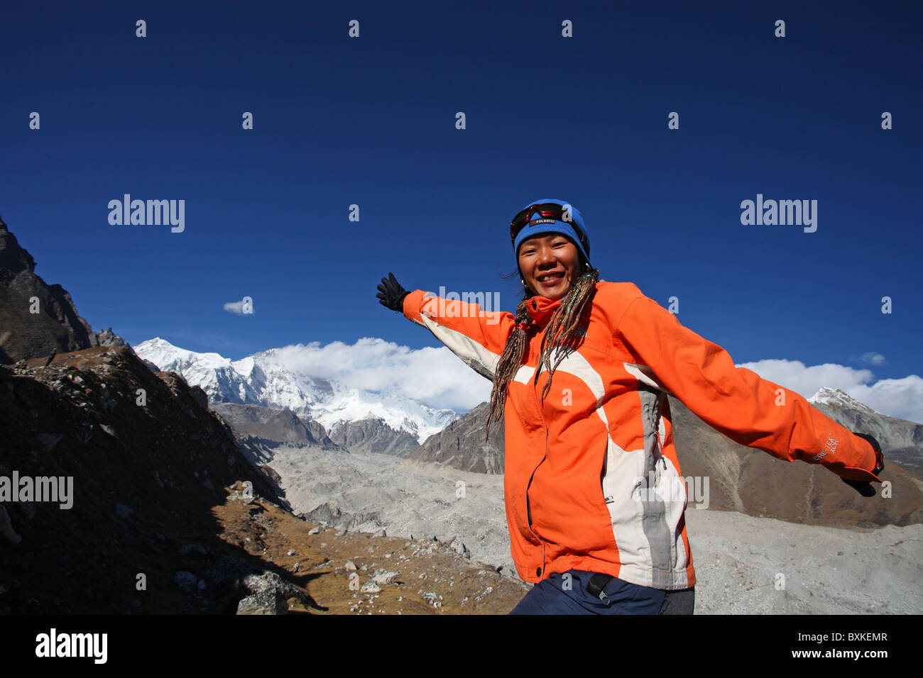 Un trekker dans la région de Camp de base de l'Everest au Népal Banque D'Images Un trekker dans la région de Camp de base de l'Everest au Népal Banque D'Images
