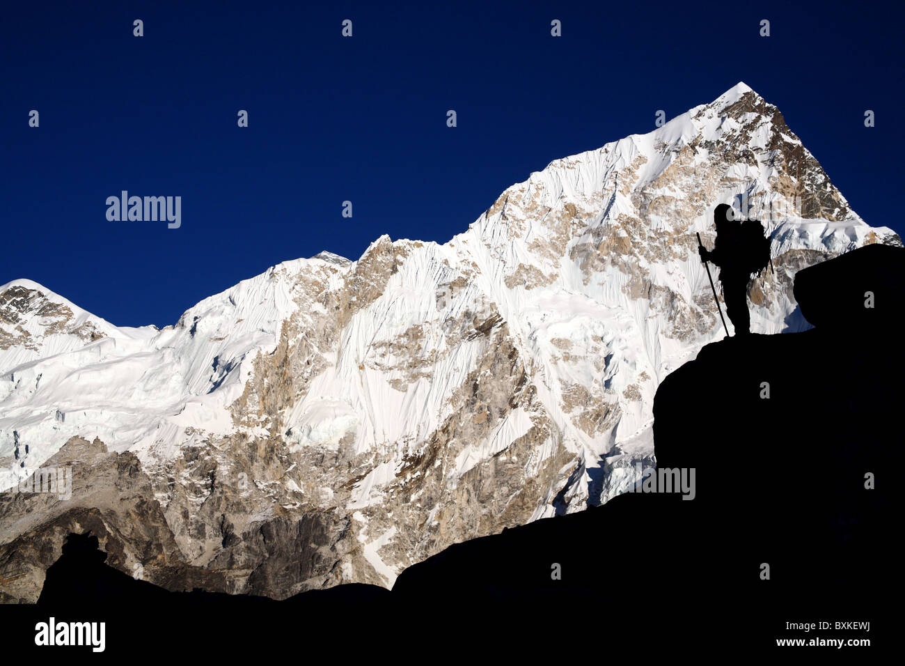 Un trekker dans la région de Camp de base de l'Everest au Népal Banque D'Images Un trekker dans la région de Camp de base de l'Everest au Népal Banque D'Images