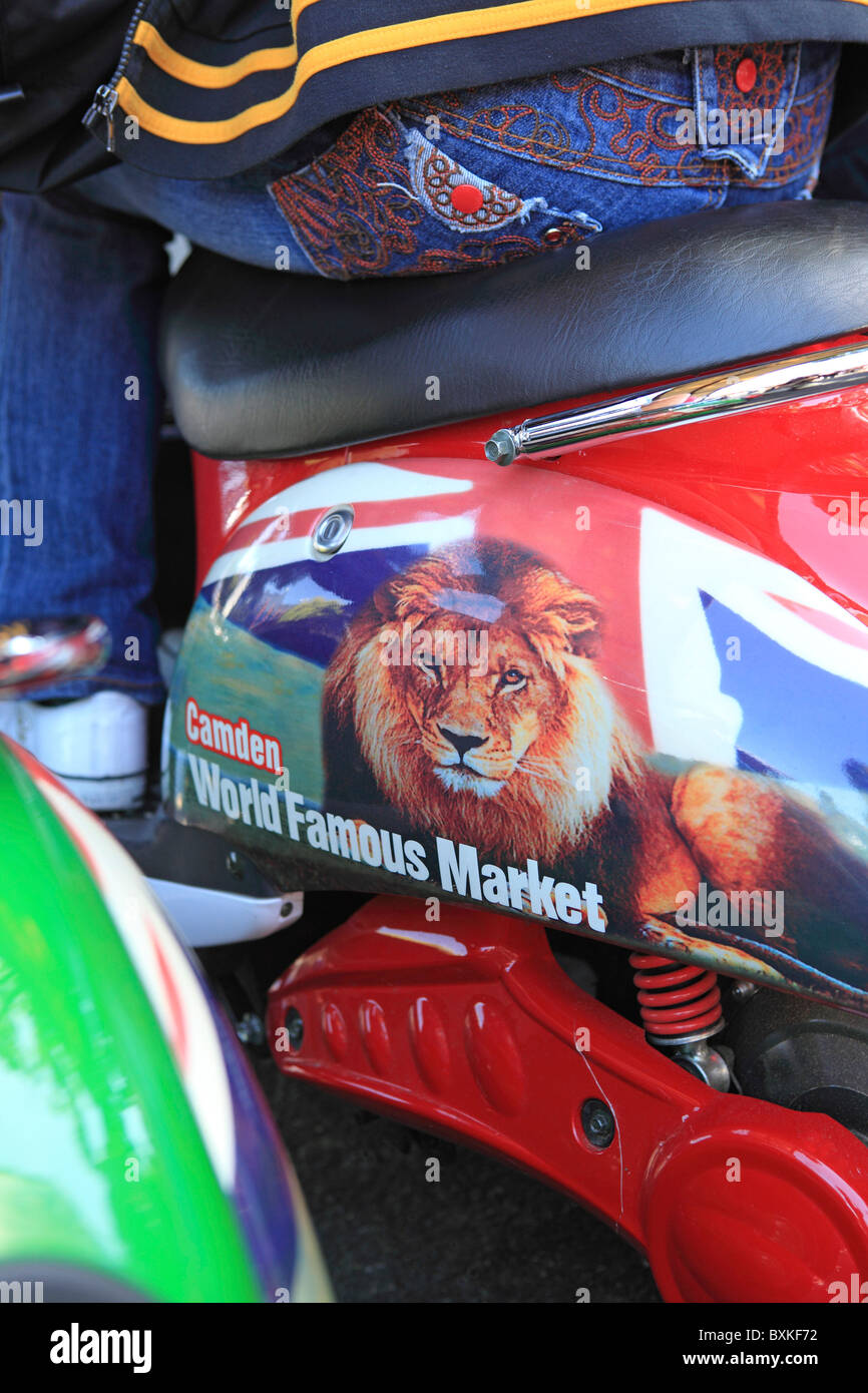 London, Camden Market, Scooter Sièges Cafe Banque D'Images