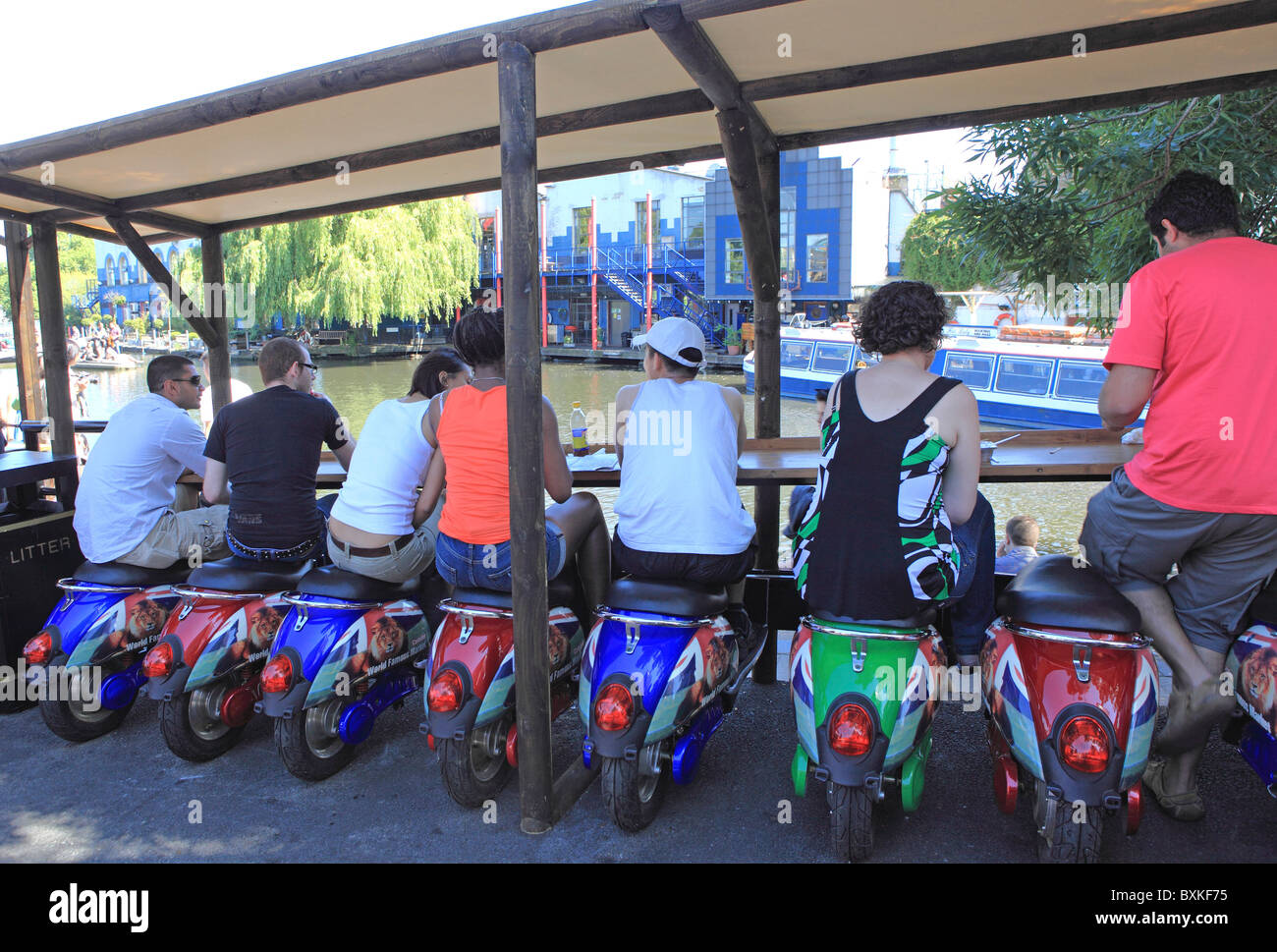 London, Camden Market, Scooter Sièges Cafe Banque D'Images