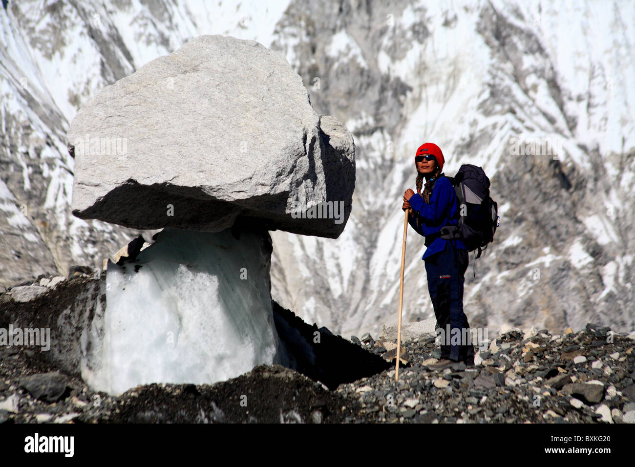 Un trekker dans la région de Camp de base de l'Everest au Népal Banque D'Images Un trekker dans la région de Camp de base de l'Everest au Népal Banque D'Images