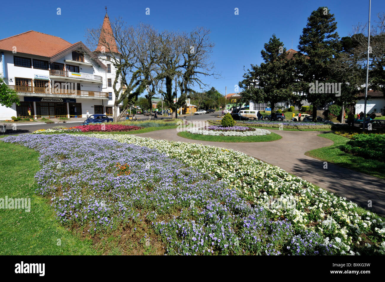 Place principale avec jardins de fleurs, Nova Petropolis, Rio Grande do Sul, Brésil Banque D'Images