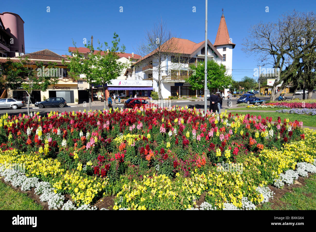 Place principale avec jardins de fleurs, Nova Petropolis, Rio Grande do Sul, Brésil Banque D'Images