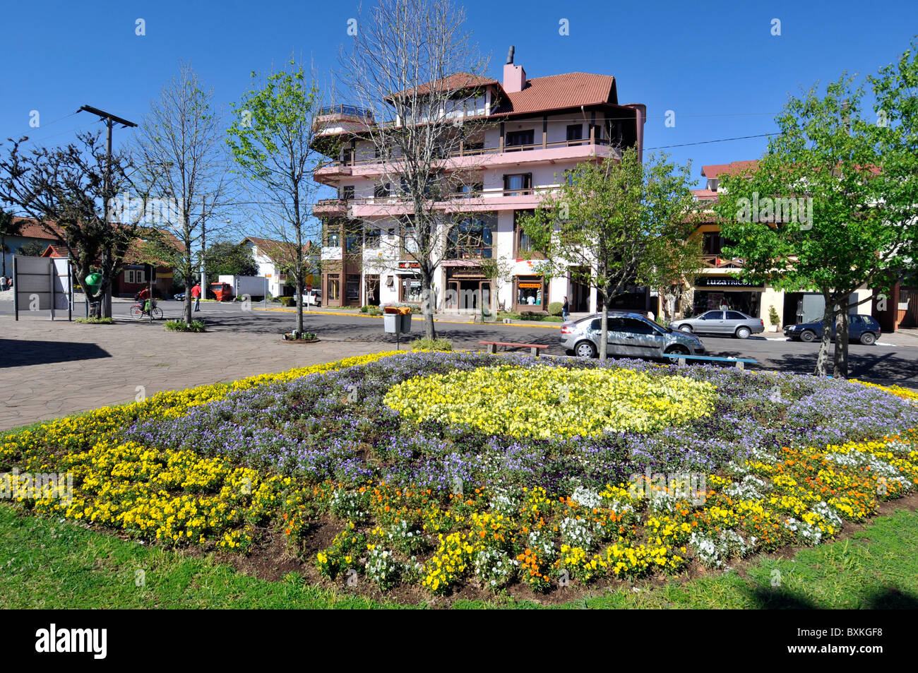 Place principale avec jardins de fleurs, Nova Petropolis, Rio Grande do Sul, Brésil Banque D'Images