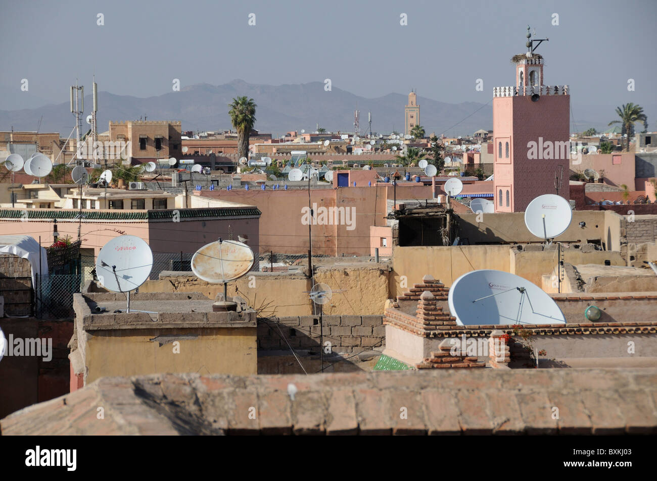 La vue sur les toits depuis les remparts dans les ruines du Palais Badi, Marrakech Banque D'Images