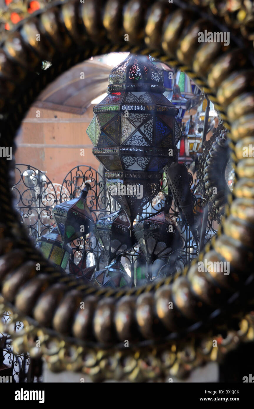 Reflet miroir avec lampes à Place ferblantiers, où l'airain et du fer skiled workers colporter leurs marchandises à Marrakech Banque D'Images