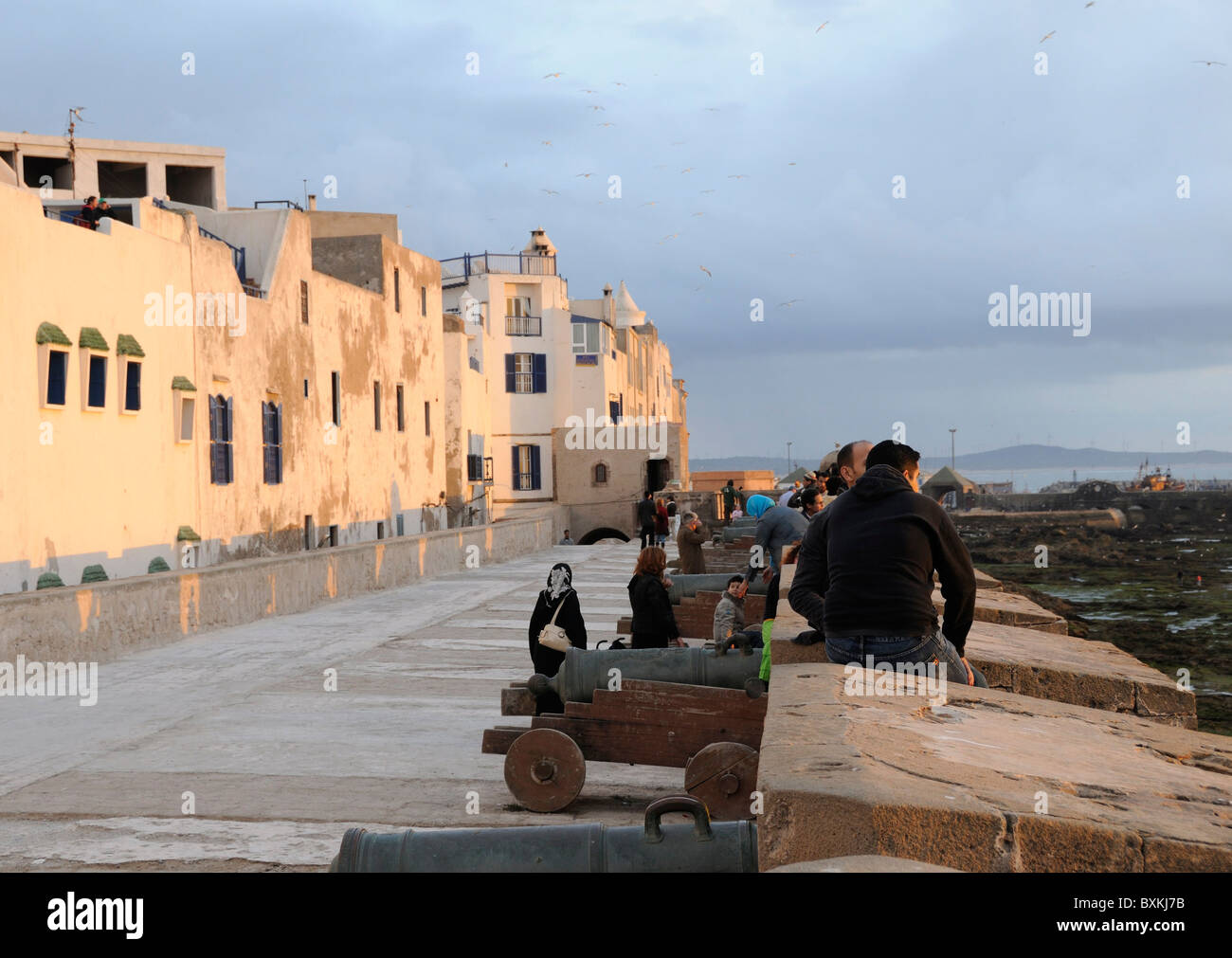 Remparts au coucher du soleil avec des gens & chanoines, Skala de la Ville Banque D'Images