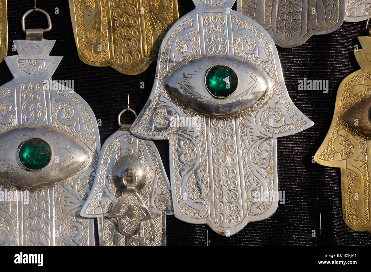 5 décoratif Main de Fatma fingered, un symbole de bonne chance, à vendre à Marrakech Banque D'Images