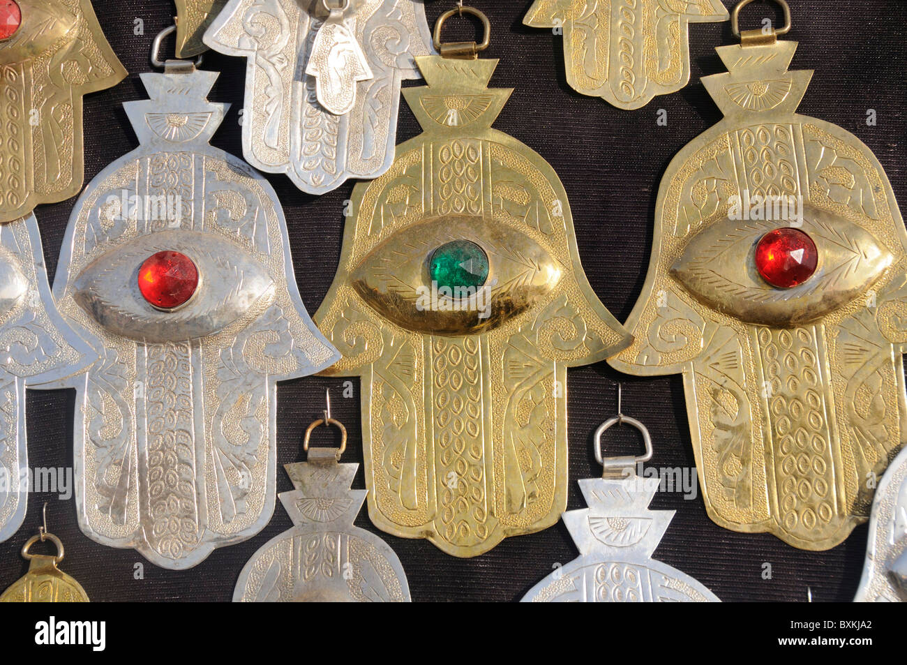 5 décoratif Main de Fatma fingered, bonne chance les symboles, à vendre à Marrakech Banque D'Images