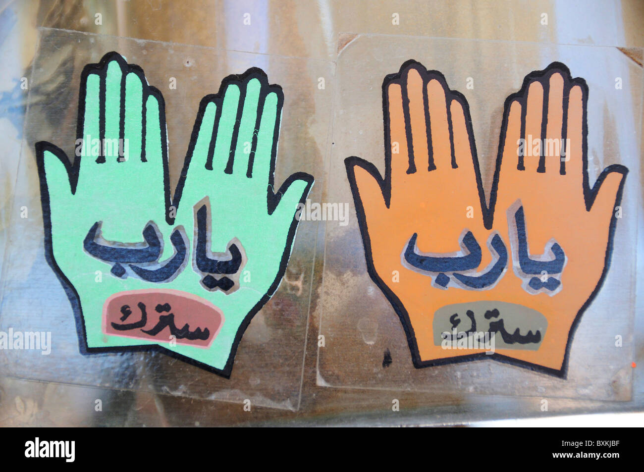 5 doigts de la main de Fatma, bonne chance les symboles, à un étal de fruits séchés à Marrakech Banque D'Images