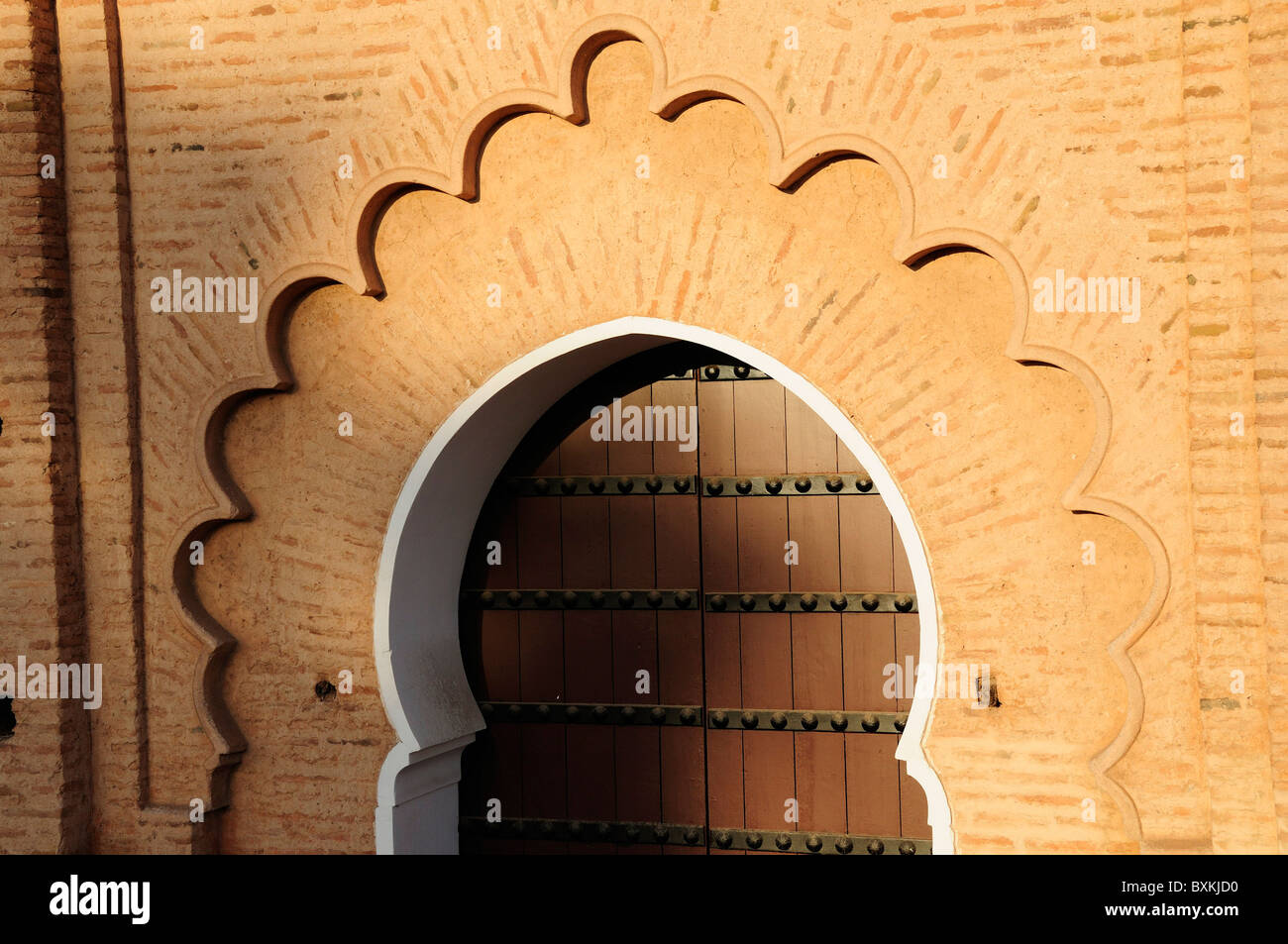 Arc en fer à cheval porte à la mosquée de la Koutoubia Banque D'Images