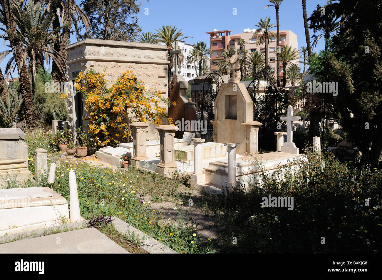 Avis de certains mausolées avec nouvelle toile de grande hauteur dans le cimetière européen à Marrakech Banque D'Images
