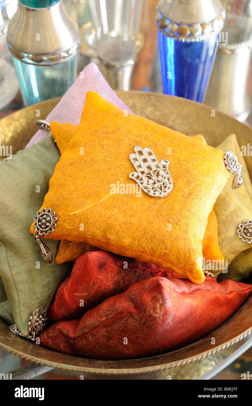 Sacs de lavande, avec la main de Fatma, symbole de chance pour vendre à l'orientaliste sur rue de la Liberte dans la zone Gueliz Banque D'Images