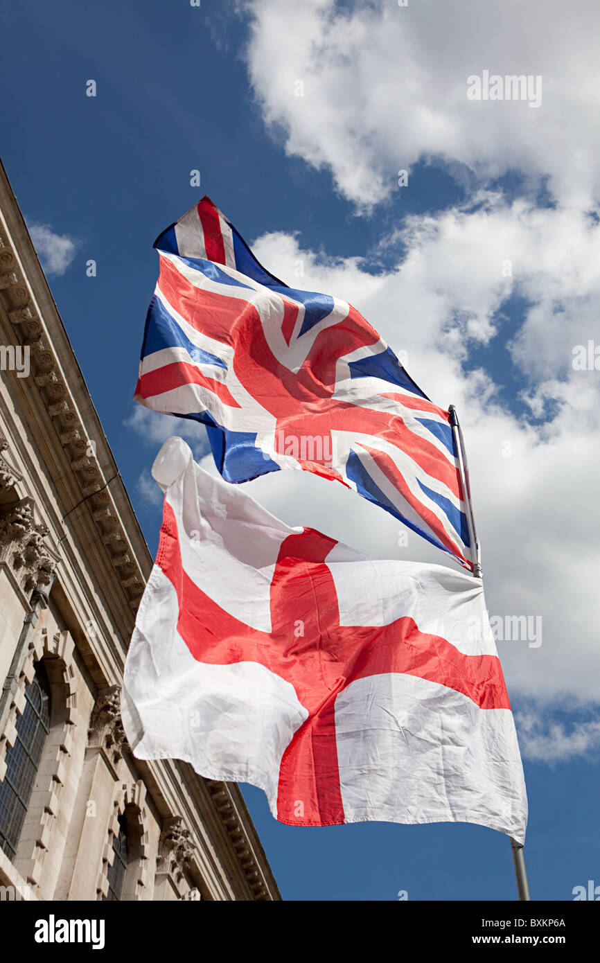 Les drapeaux anglais et britannique, Londres Banque D'Images