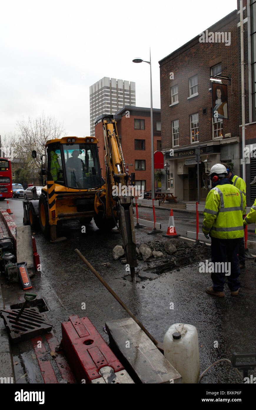 Le creusement d'une surface de la route London UK Banque D'Images