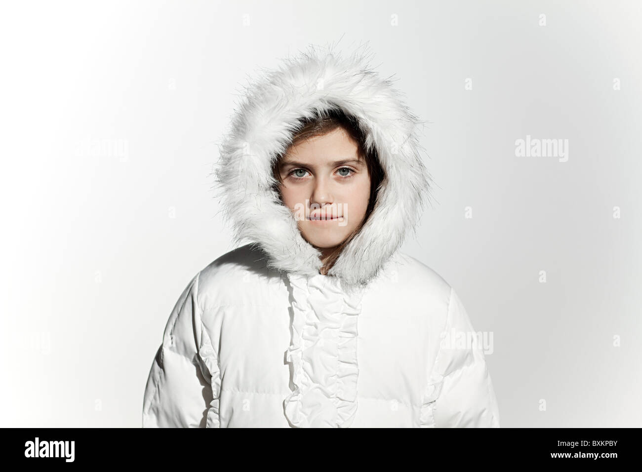 Jeune fille portant un manteau de fourrure blanche avec capot Photo Stock -  Alamy