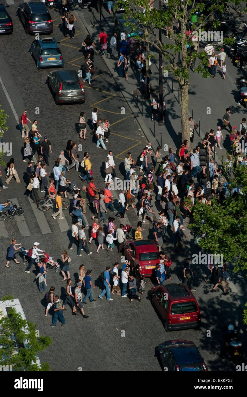 Paris, France, vue d'ensemble foules marcher dans la rue, angle élevé Banque D'Images