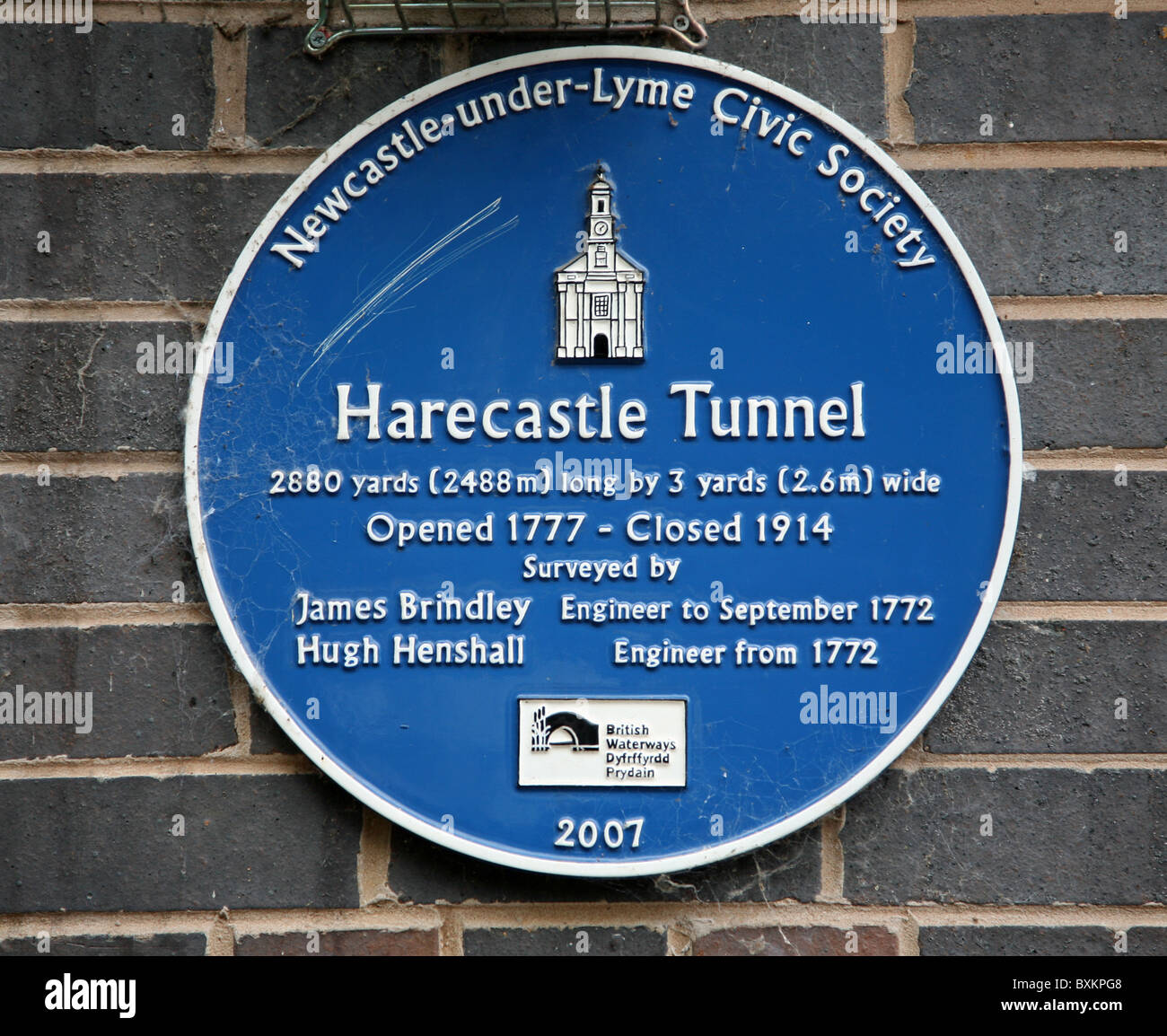 Une plaque bleue à l'entrée nord de Harecastle Tunnel canal Trent et Mersey Kidsgrove Stoke-on-Trent Stoke on Trent Personnel Staffordshire England Banque D'Images