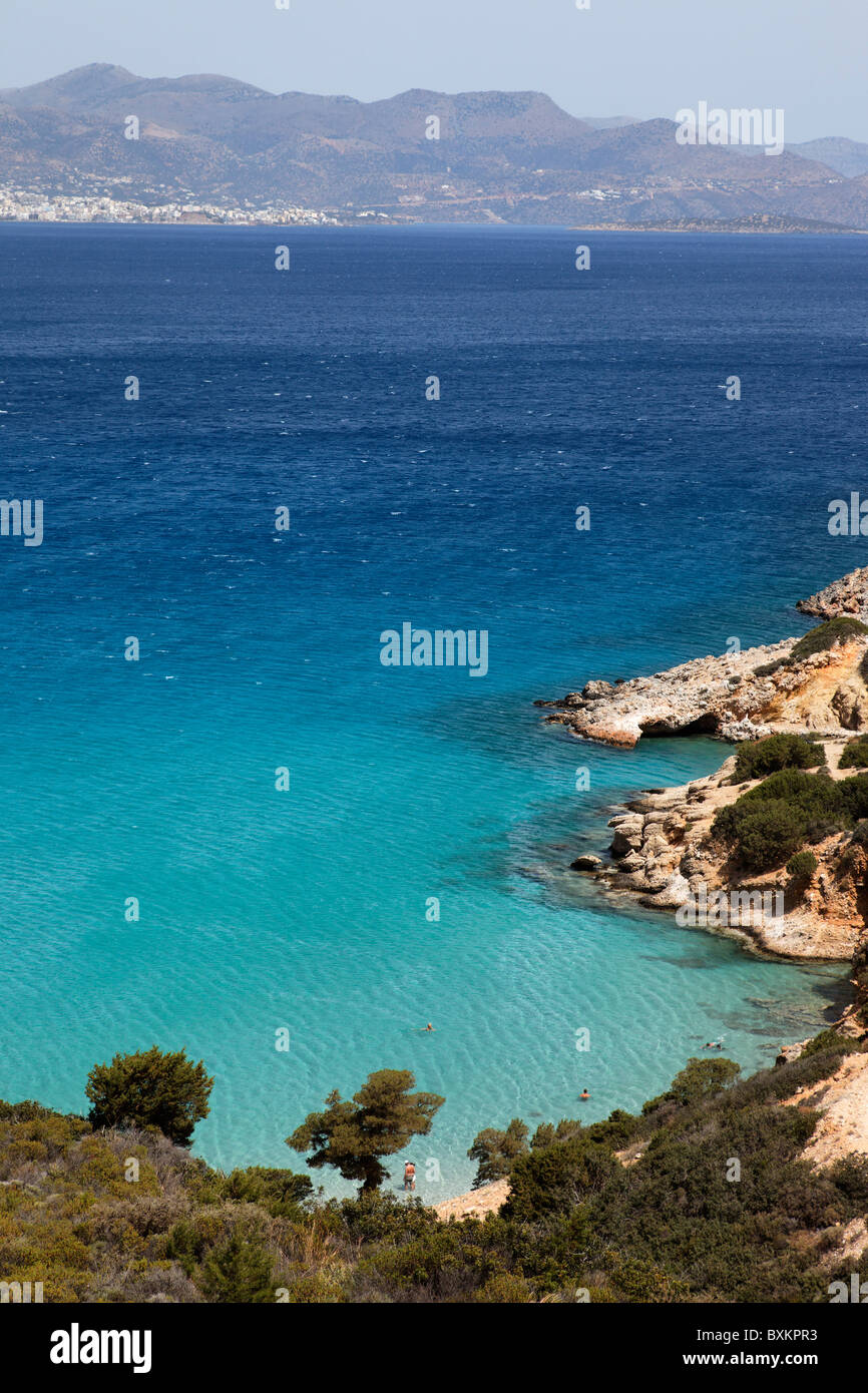 Les gens se baigner dans la baie de Mirabello, Crète, Grèce Banque D'Images
