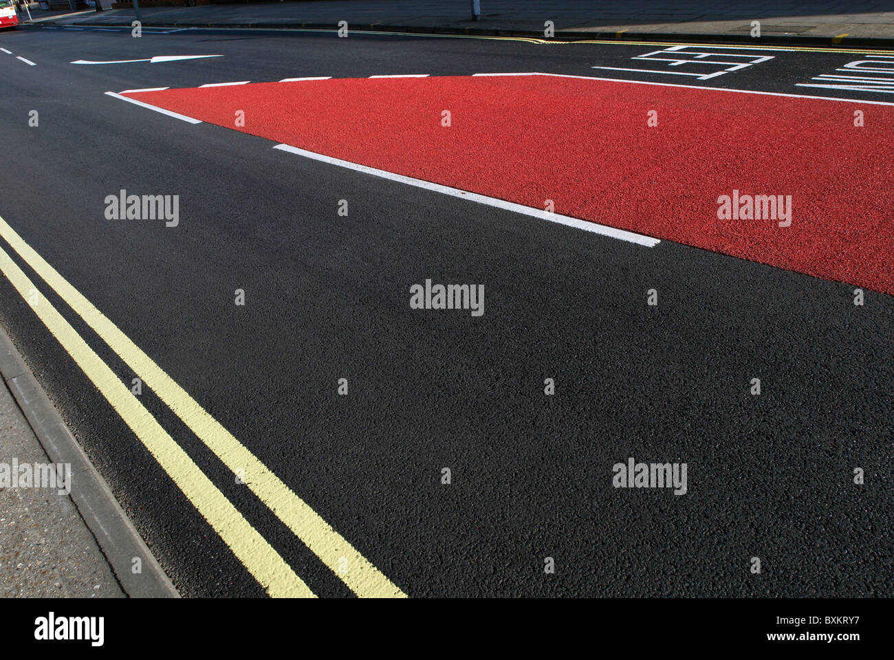 Le marquage routier et d'asphalte de couleur lane bus Ipswich Royaume Uni Banque D'Images