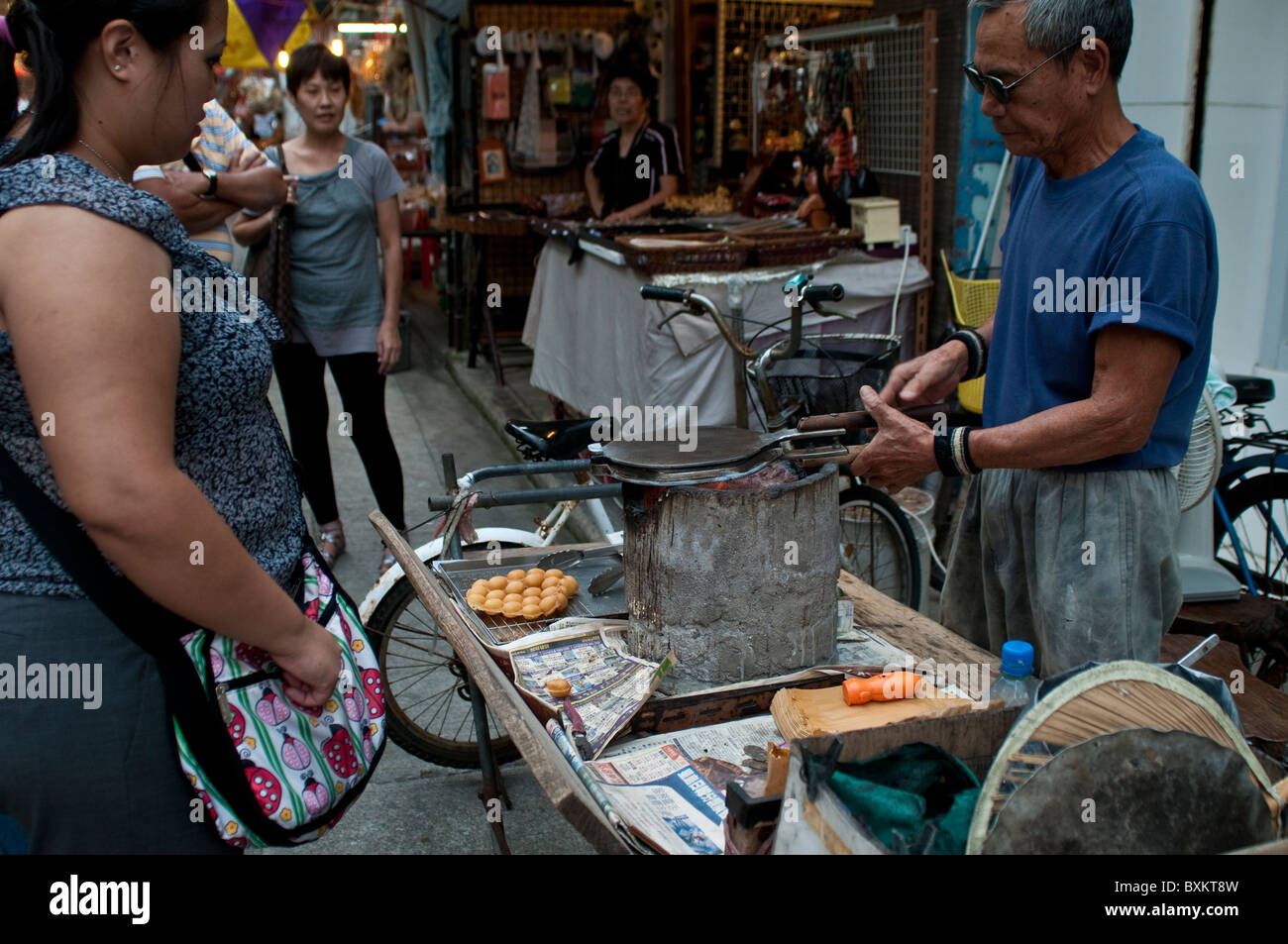 Street food, Tai O village, Lantau Island, Hong Kong, Chine Banque D'Images