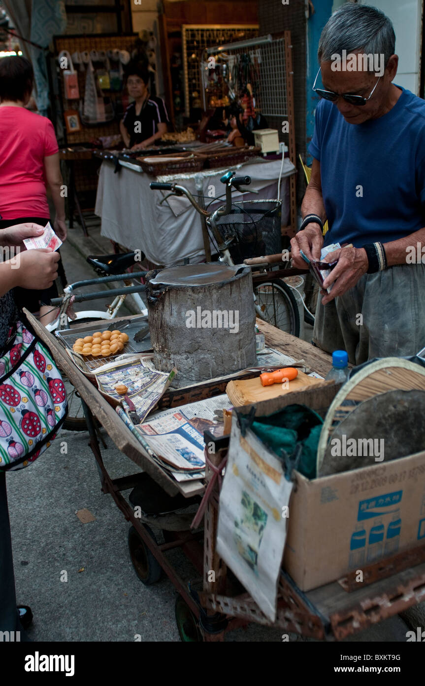 Payer pour l'achat, Street food, Tai O village, Lantau Island, Hong Kong, Chine Banque D'Images