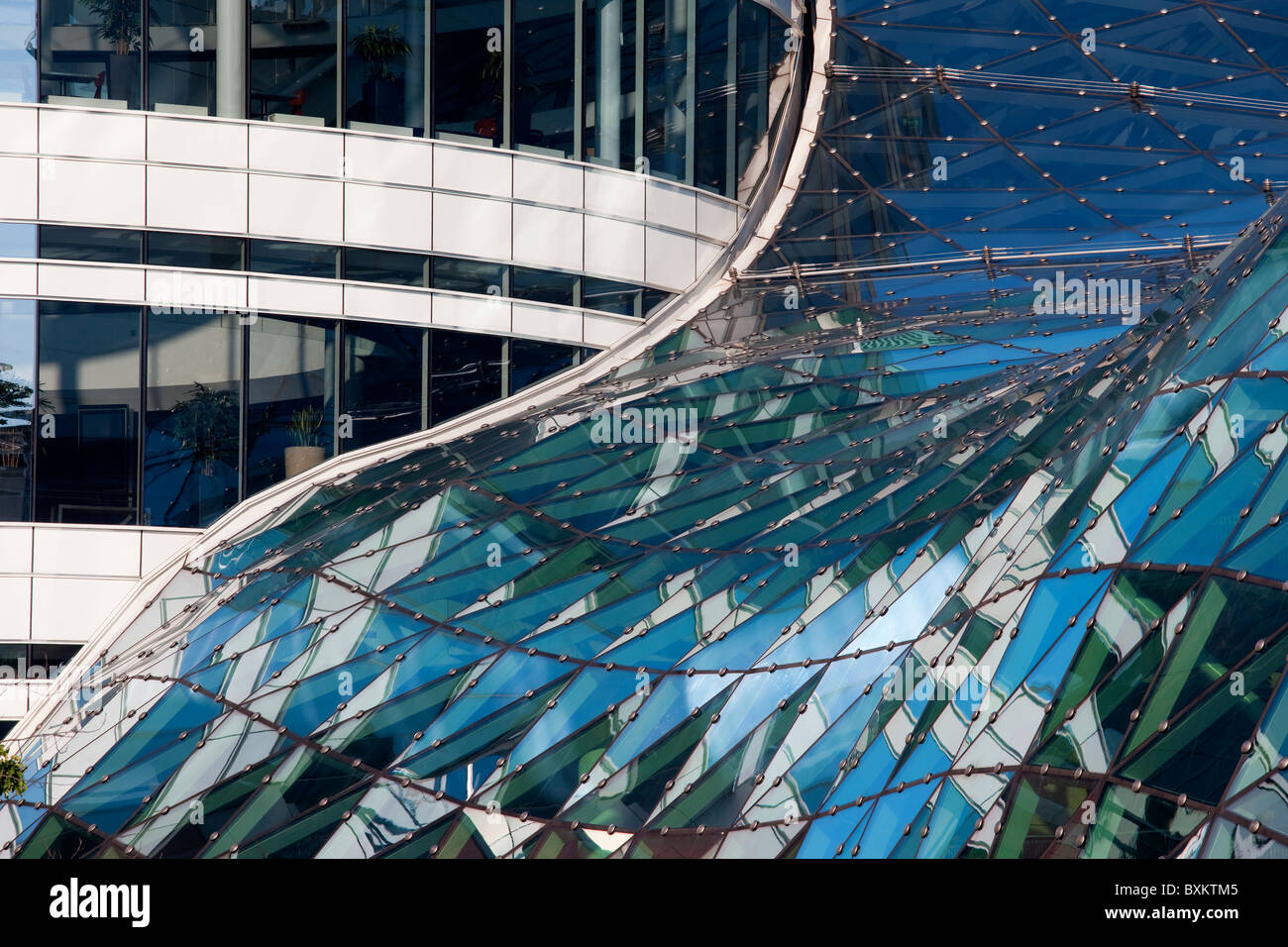 Résumé de l'architecture d'un bâtiment contemporain moderne, réflexions sur un toit en verre Banque D'Images