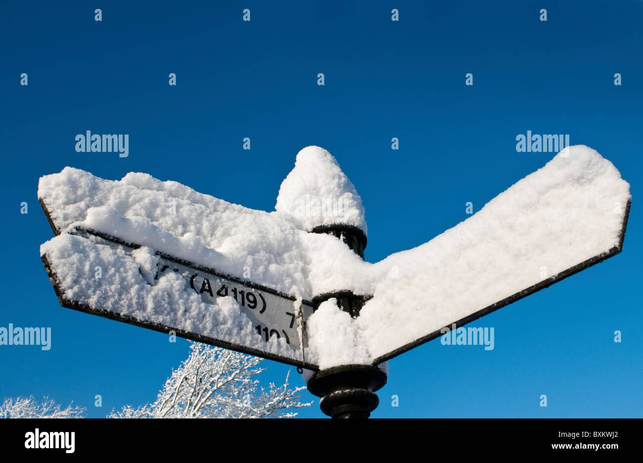 Panneau recouvert de neige contre un ciel bleu Banque D'Images