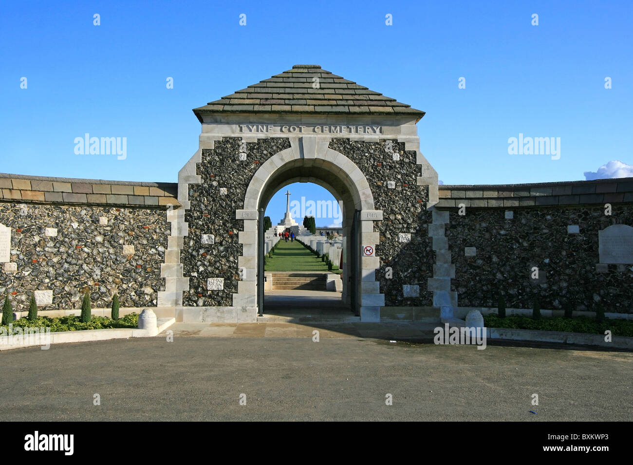 Porte d'entrée au cimetière de Tyne Cot à Zonnebeke près de Passendale (Passchendaele), Ypres, Belgique Banque D'Images