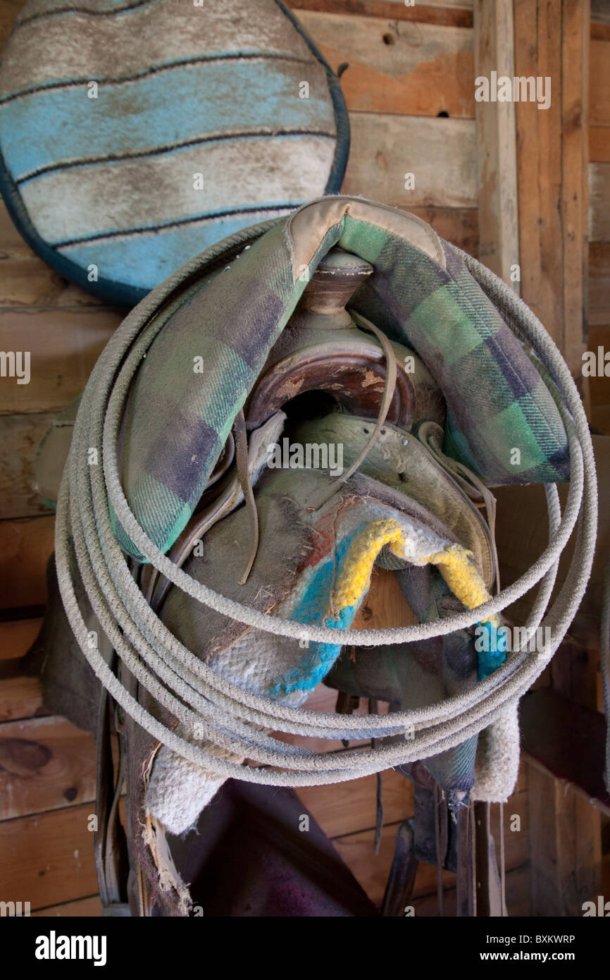 Yoder, Colorado - selles, des couvertures, des cordes et d'autres engins dans la grange tack sur le ranch de bétail Yves Tinard. Banque D'Images