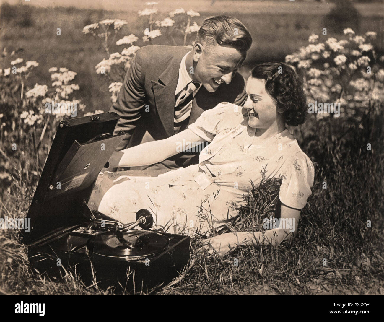 Radiodiffusion, radio, couple couché dans l'herbe, avec gramophone portable, Allemagne, 1941, droits additionnels-Clearences-non disponible Banque D'Images