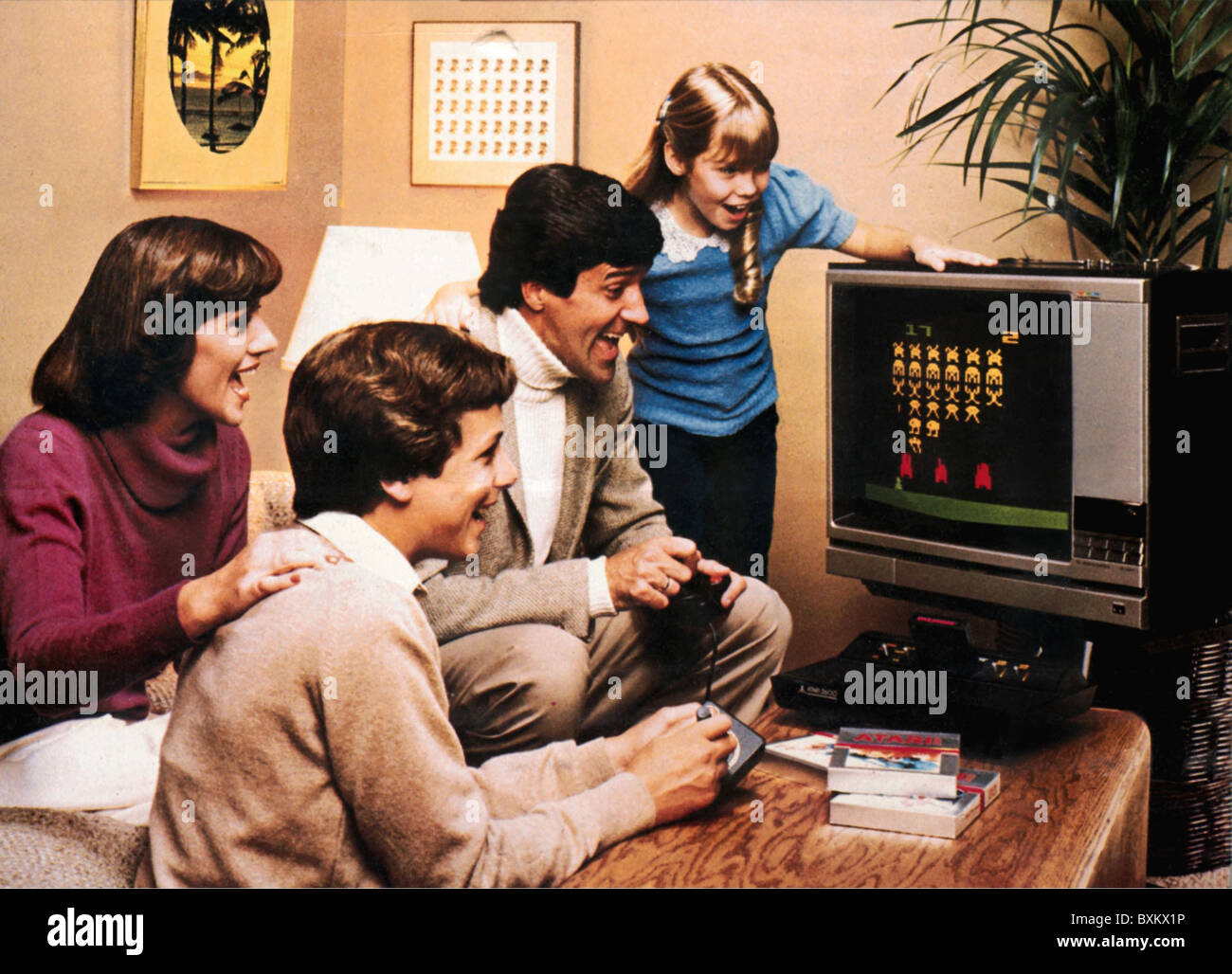Jeux, jeux vidéo, système d'ordinateur vidéo Atari 2600, jeu vidéo précoce, famille avec paddle jouant à 'Space Invaders', 1978, droits supplémentaires-Clearences-non disponible Banque D'Images