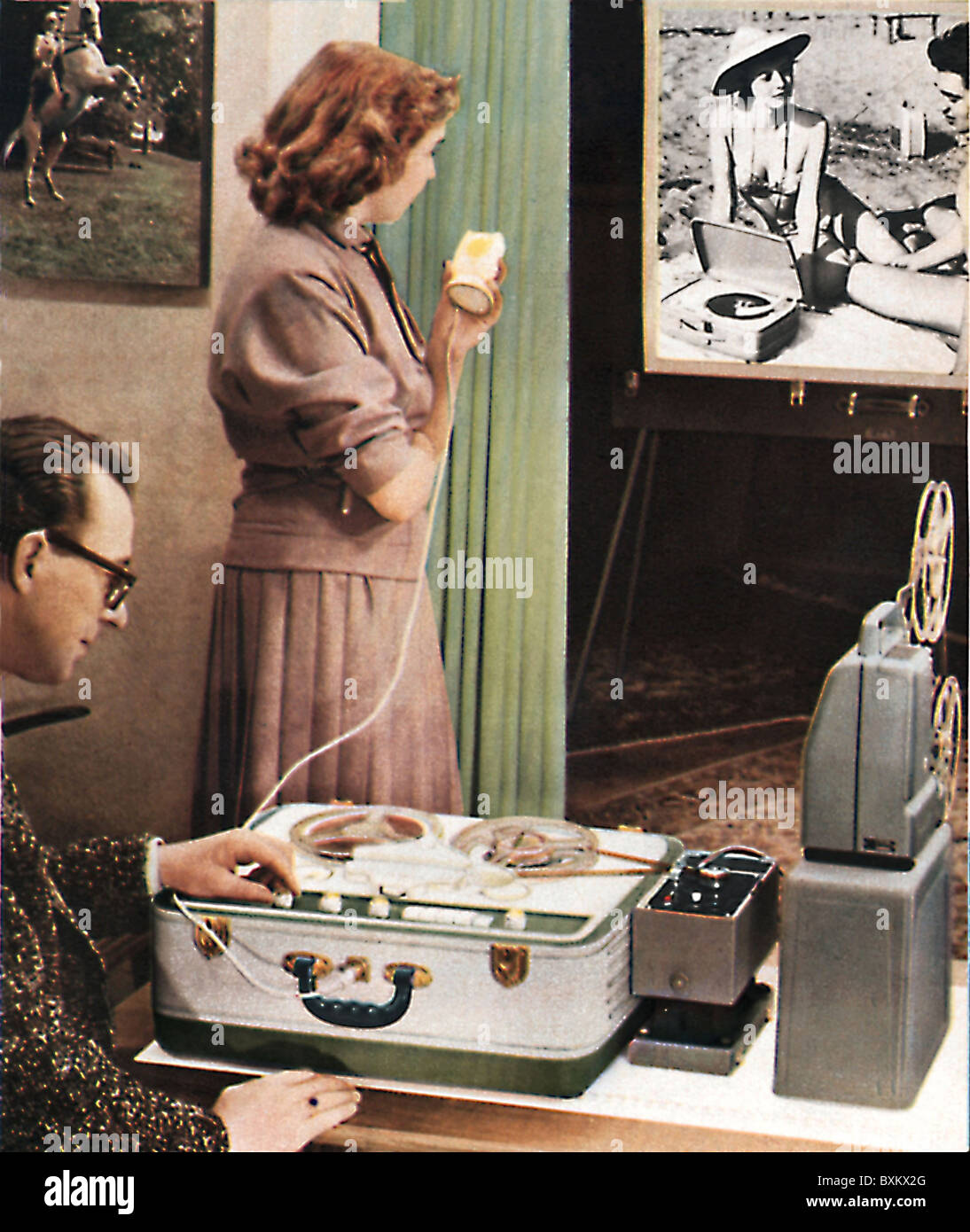 technics, décor de film, Super 8, Telefunken Magnetophon KL 35, femme parlant au film de vacances, Allemagne, 1957, années 1950, 50s, 20e siècle, historique, historique, projecteur de film, projecteurs de film, film de sous-norme, films de sous-norme, microphone, écran, bande audio, bande, sur bande, bande, enregistrement de bande, magnétophone, magnétophones, économique, miracle, femmes, miracles économiques, hommes, femmes, miracles Femmes, droits supplémentaires, garanties non disponibles Banque D'Images
