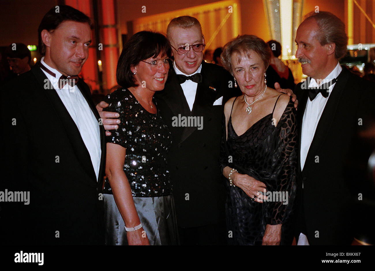 Tappert, Horst, 26.5.1923 - 13.12.2008, acteur allemand, demi-longueur, avec sa femme Ursula, les enfants Gerry, Karin, Ralph, 75ème fête de gala d'anniversaire à Bavaria Filmpark, Munich, 29.5.1998, Banque D'Images