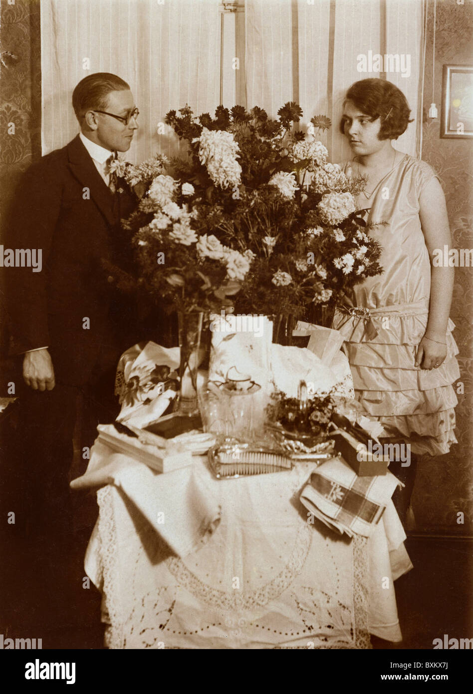 Personnes, mariage, couple de mariage avec cadeaux de mariage, table de présentation, Allemagne, vers 1925, droits supplémentaires-Clearences-non disponible Banque D'Images