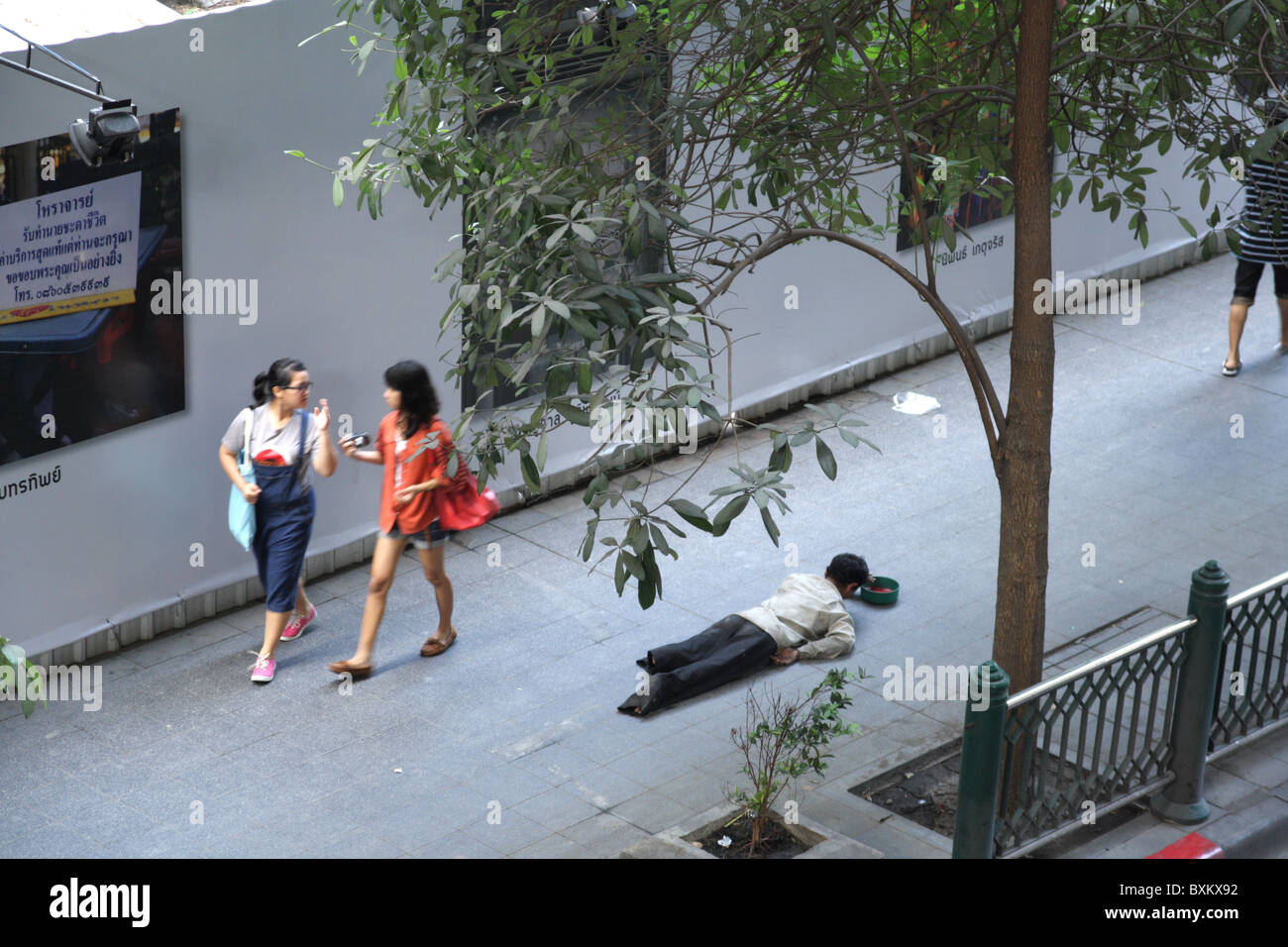 Mendiant sur walking way , en face de Central World , Bangkok Banque D'Images