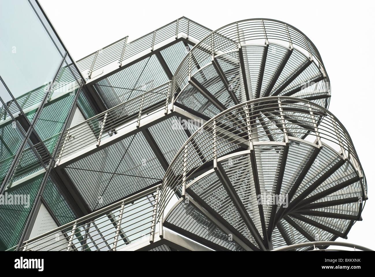 Escalier moderne en tant qu'élément de l'architecture contemporaine Banque D'Images