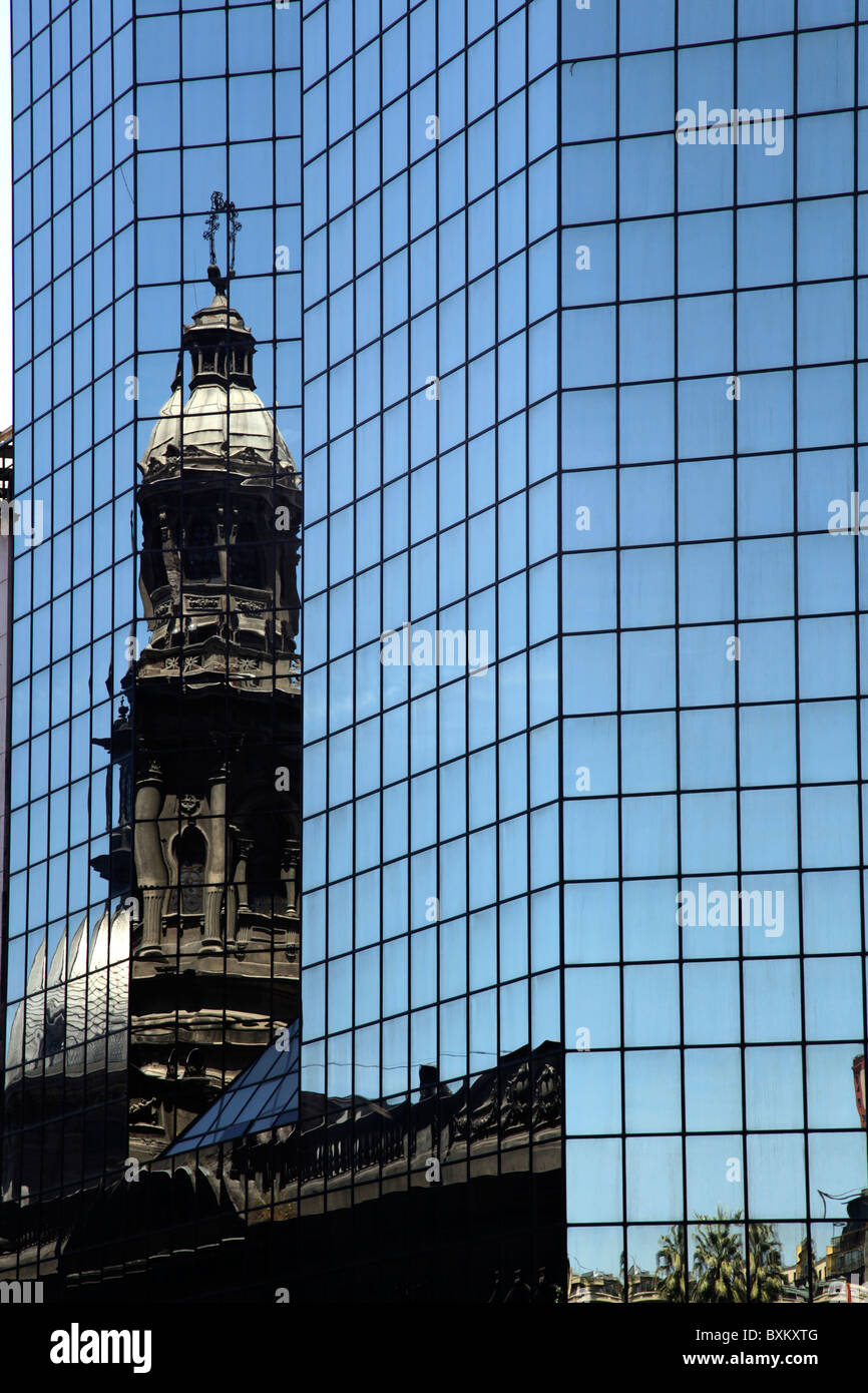 Reflet de la cathédrale dans un bâtiment moderne adjacent, Plaza de Armas, Santiago, Chili, Amérique du Sud. Banque D'Images