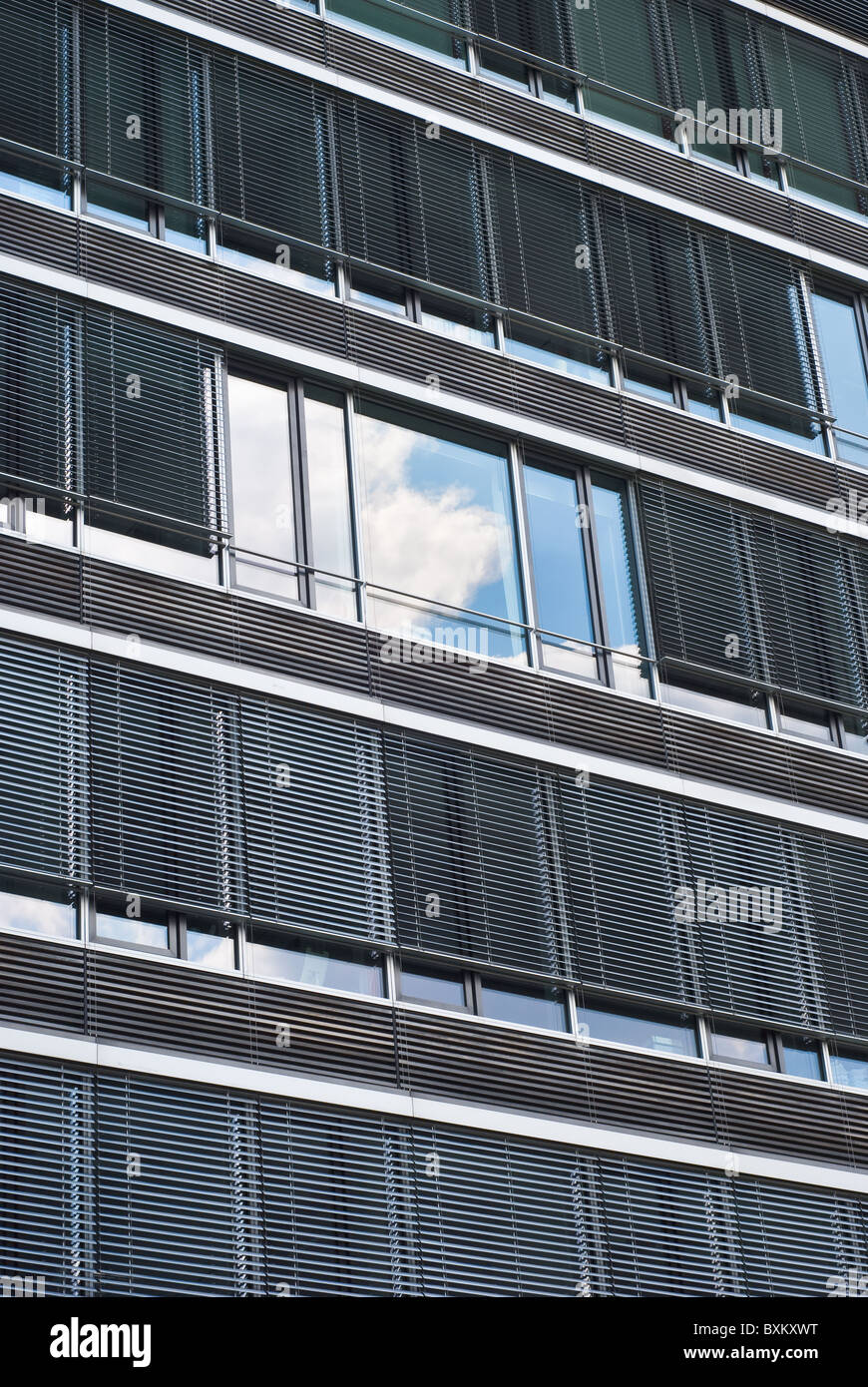 L'architecture contemporaine avec Sky et la réflexion des nuages Banque D'Images