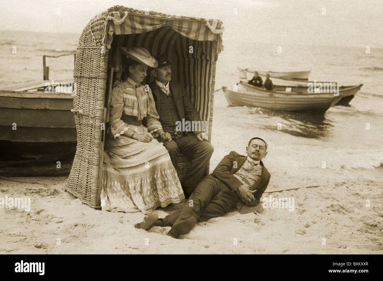 tourisme, vacanciers, couple avec ami, sur la plage, Mer Baltique, Allemagne, 1907, droits supplémentaires-Clearences-non disponible Banque D'Images