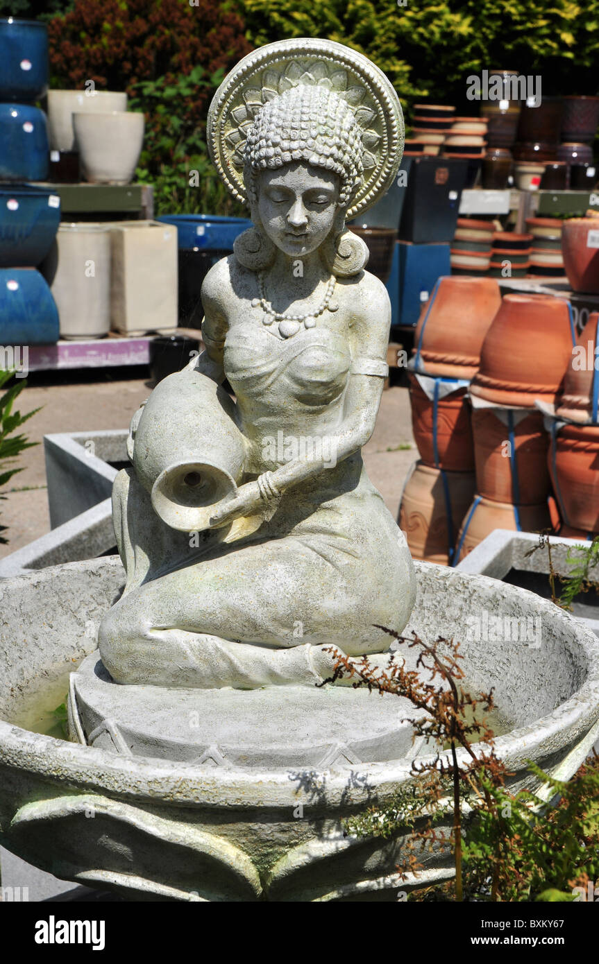 Fontaine de l'eau sculpture d'une femme thaïlandaise Banque D'Images