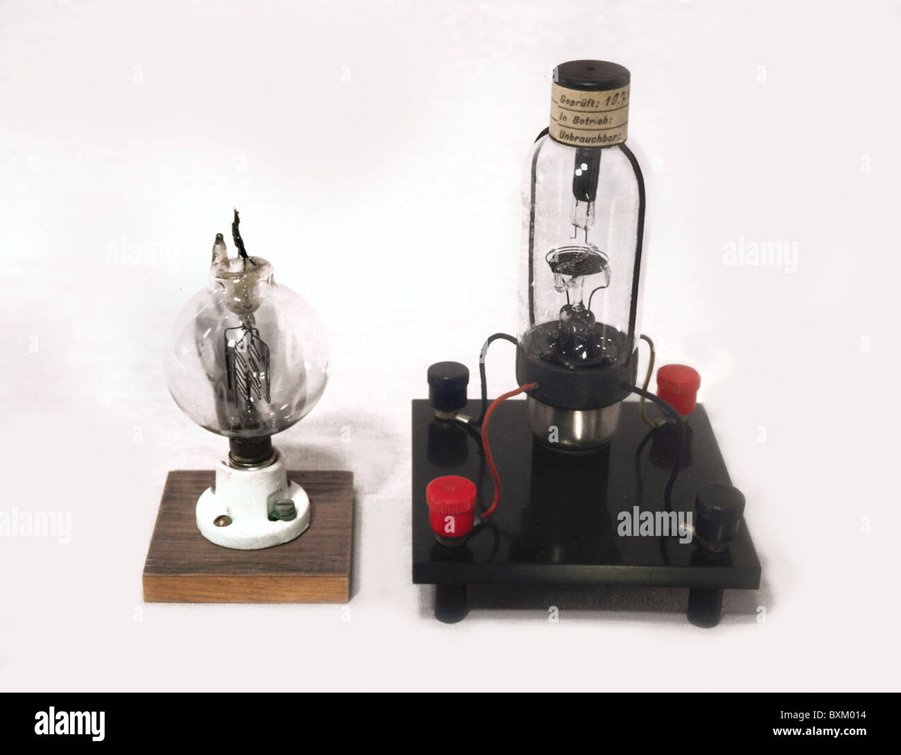 Broadcast, radio, première valve d'amplificateur, droite: Telefunken Triode, Type EVN 94, Allemagne, vers 1914, 1910s, 10s, 20e siècle, historique, historique, invention, inventions, coupure, découpe, découpes, droits supplémentaires-Clearences-non disponible Banque D'Images