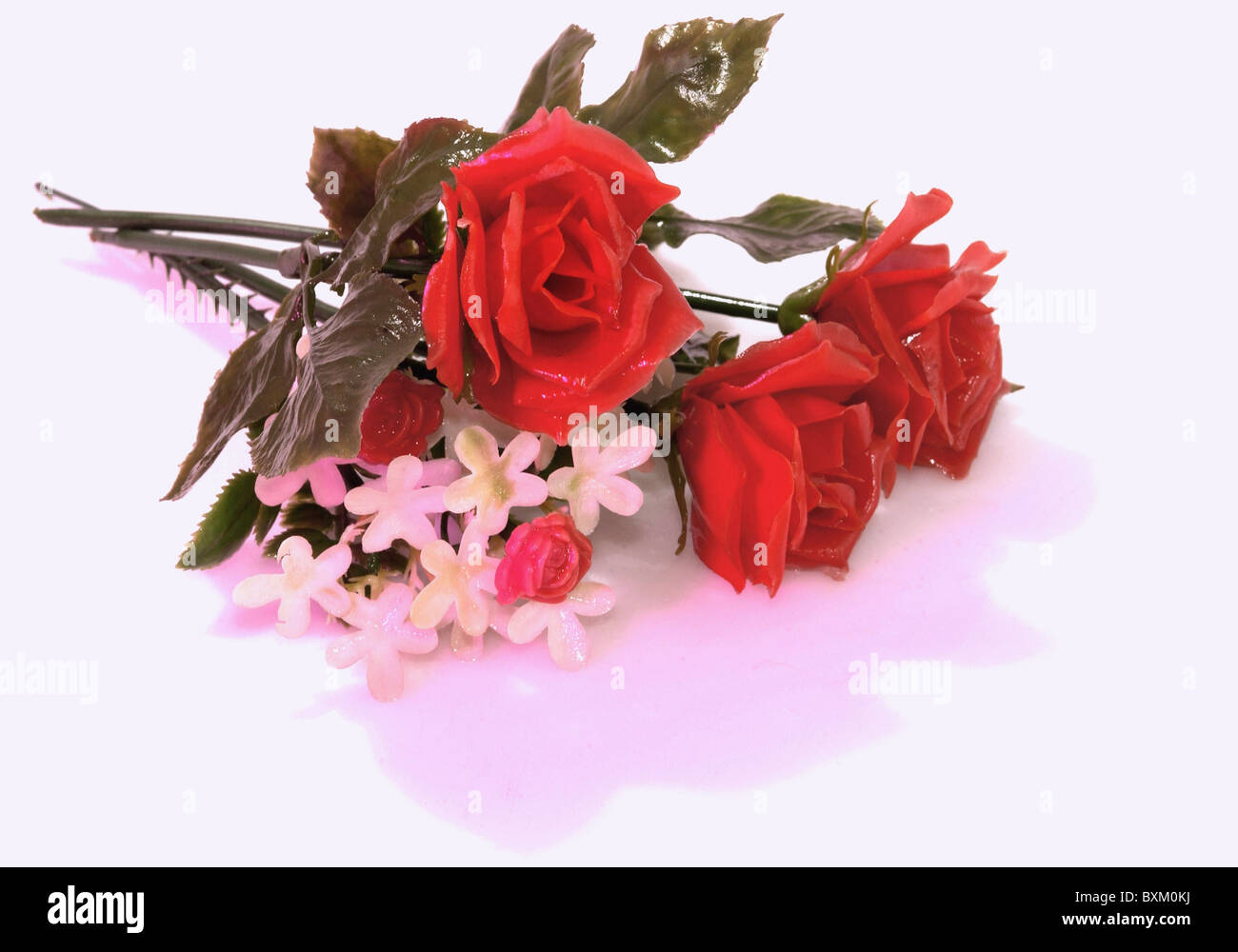 Kitsch / souvenir, roses en plastique, Allemagne, années 1950, historique, historique, rose, fleur, fleurs, bouquet, synthétique, rouge, présent, félicitations, félicitations, félicitations, clipping, découpe, années 1950, 50, 20e siècle, espace de copie, découpe, découpes, droits additionnels-Clearences-non disponible Banque D'Images