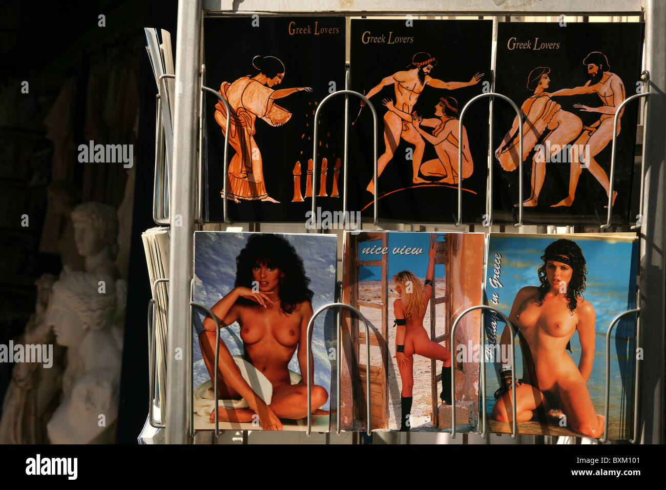 Cartes postales érotiques dans le style de red-figure vase poterie peinture dans un magasin de souvenirs dans le quartier de Plaka à Athènes, Grèce. Banque D'Images
