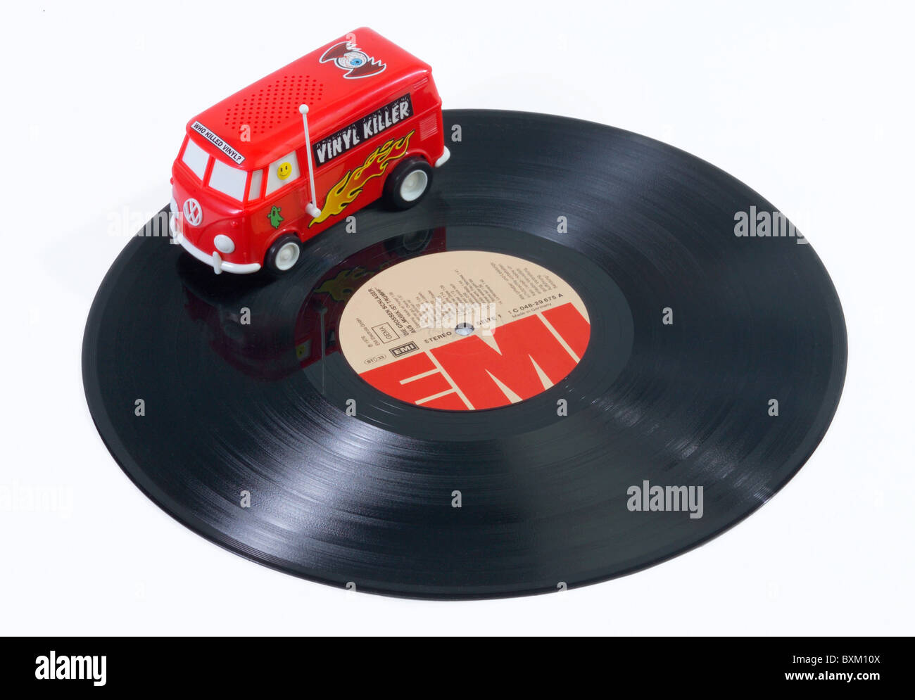 technics, records, lecteur de disques, enregistrement de vide, Vinyl Killer, voiture miniature sur disque jouant la musique, technique, historique, historique, Volkswagen, VW bus, transporter T1, droits supplémentaires-Clearences-non disponible Banque D'Images