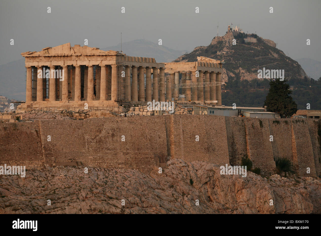 Vue de le Parthénon de l'acropole d'Athènes de Philopappos Hill en Grèce. Le mont Lycabette est dans l'arrière-plan. Banque D'Images