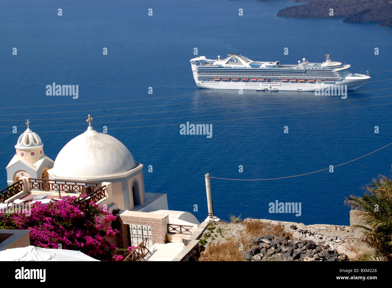 Princess Cruise liner et église à Oia, Santorin, Grèce, Europe Banque D'Images