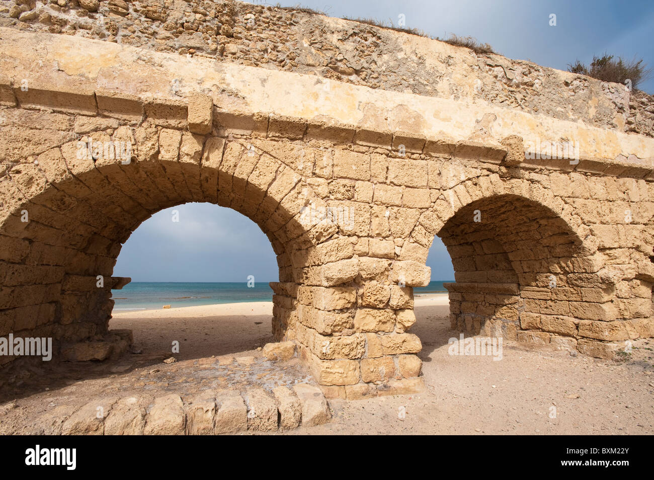 Israël, Césarée. Ruines de l'aqueduc romain antique dans le parc national de Césarée, Césarée. Banque D'Images