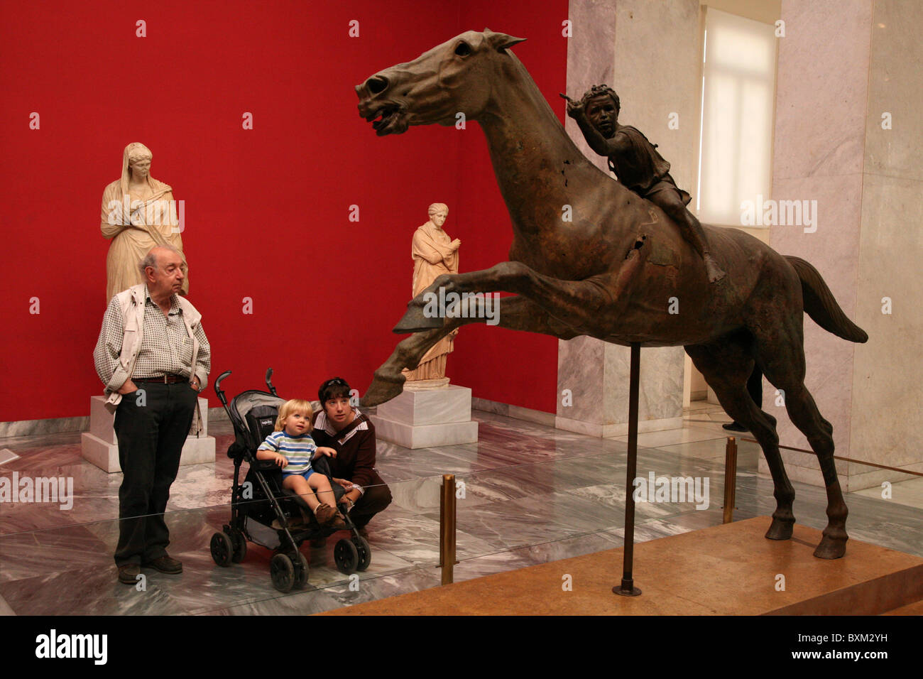 Statue en bronze d'Artemision jockey dans le Musée Archéologique National à Athènes, Grèce. Banque D'Images